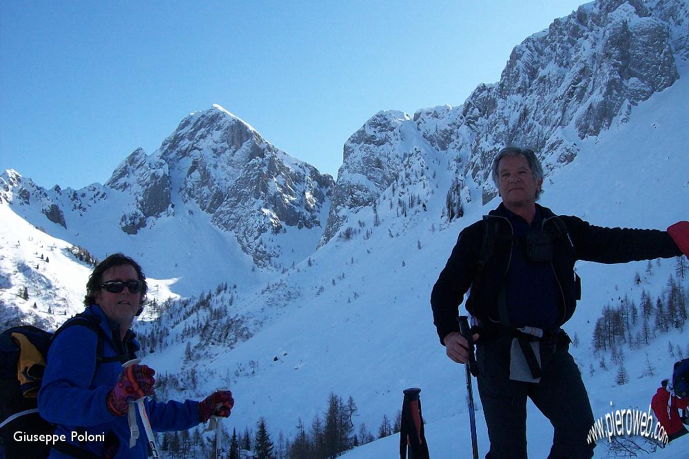 08- eccoci, sotto la nord del Pizzo Camino  .jpg